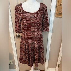 Luxology round neck short sleeve multicolor pleated a-line shift dress. Size S.